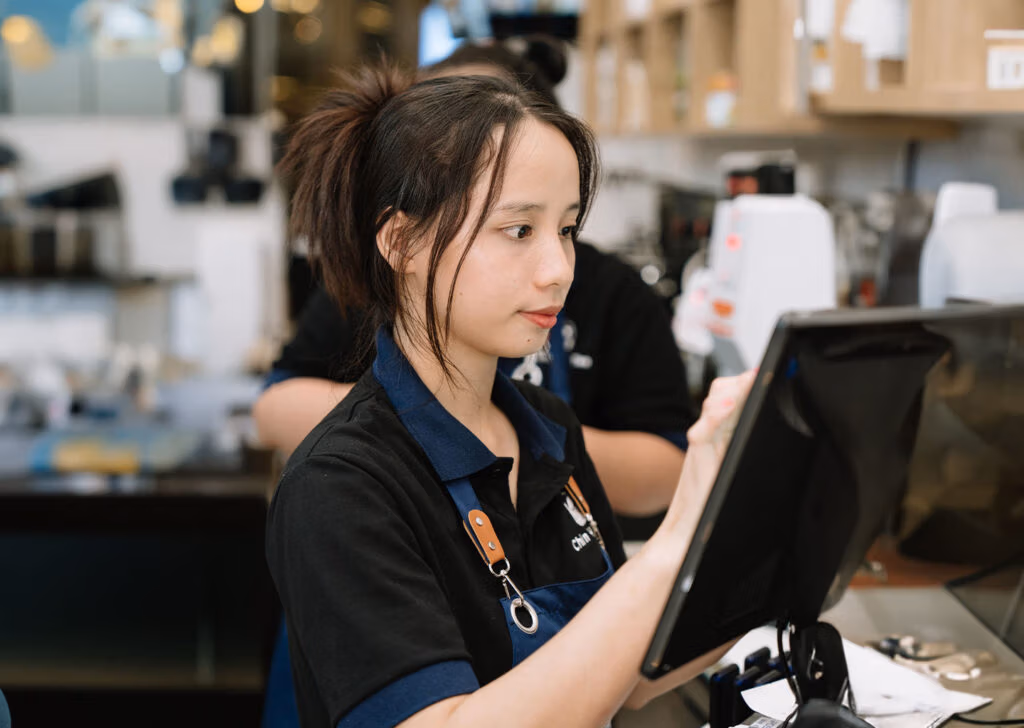 Đội Ngũ Nhân Viên Tại Chin Yo Tea – Thân Thiện, Tận Tâm, Chu Đáo Từng Ly Trà